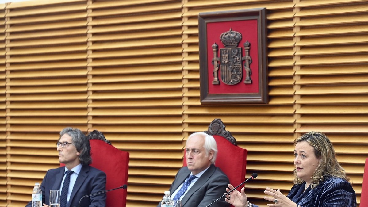 El presidente del TSJCyL, José Luis Concepción; el fiscal superior de Castilla y León, Santiago Mena; y la jueza decana de Burgos, jueza de Menores y organizadora de las Jornadas, Blanca Subiñas, participan en la inauguración de las Jornadas Anuales de Jueces de Menores de España. - ICAL