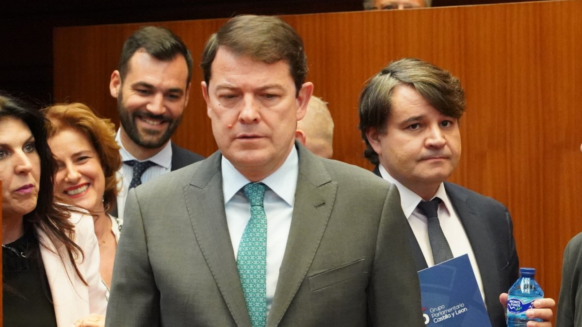 El presidente de la Junta, Alfonso Fernández Mañueco, a su llegada al pleno de las Cortes.- ICAL