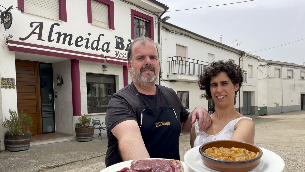 Chema y Araceli, a las puertas del restaurante Almeida, en Almeida de Sayago.  /