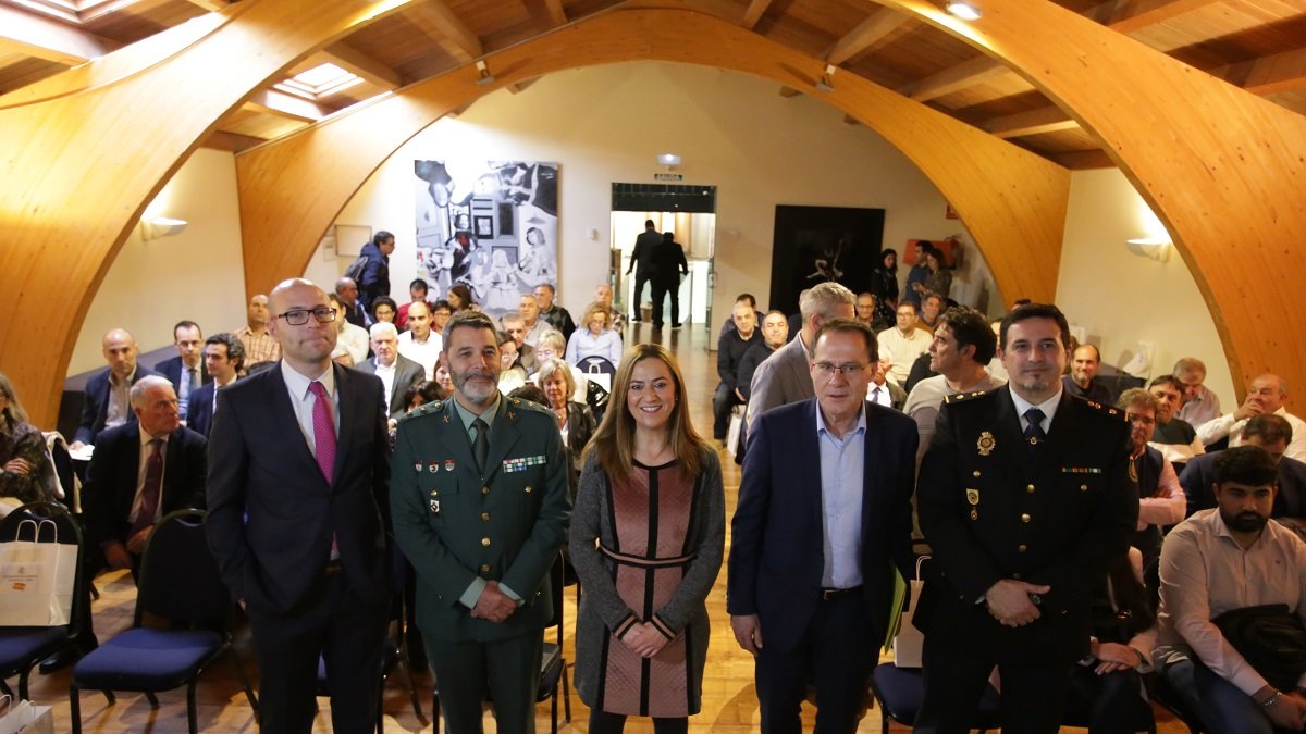 La delegada del Gobierno en Castilla y León, Virginia Barcones, y el subdelegado del Gobierno en Zamora, Ángel Blanco, se reúnen con alcaldes de la provincia para explicarles los servicios que presta el Gobierno de España en sus ayuntamientos y cómo acceder a ellos. -ICAL