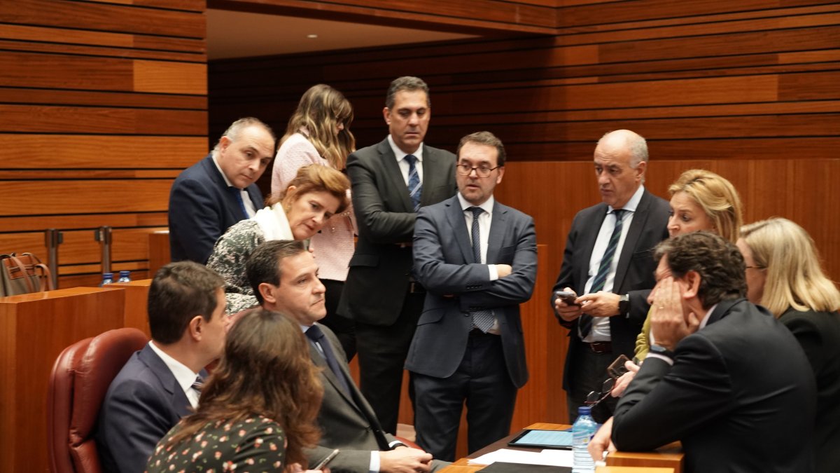 Procuradores del PP y el consejero Carlos Fernández Carriedo, en torno a Raúl de la Hoz y Ángel Ibáñez. ICAL