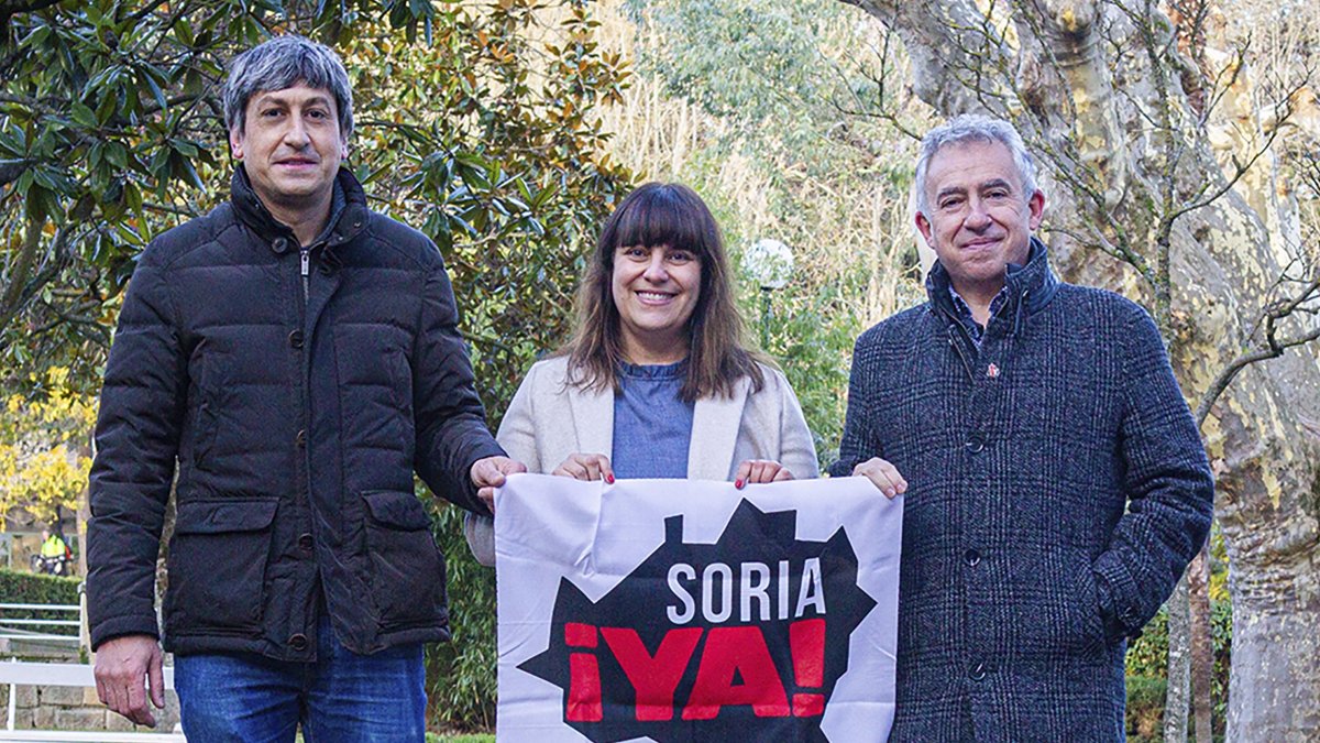 Los tres procuradores electos de Soria Ya posan con la bandera de la plataforma. MARIO TEJEDOR