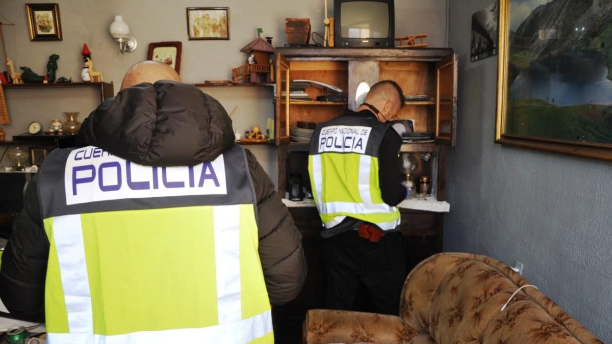 Registro de la vivienda de un hombre de 60 a?os detenido en Astorga (León) por tenencia de pornograf?a infantil. E. M.