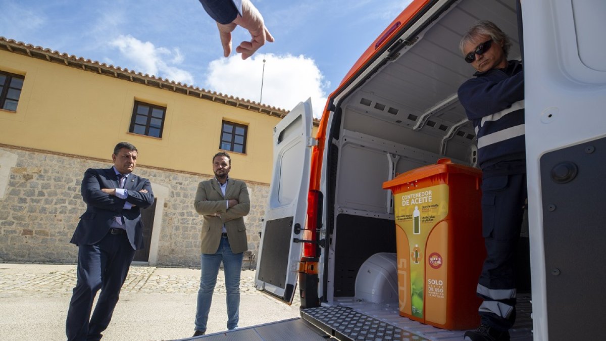 El presidente de la Diputación Provincial, Carlos García, y el del Consorcio Provincial de Residuos, José Luis del Nogal, presentan el furgón y los contenedores específicos para la recogida selectiva de aceite vegetal de uso doméstico. -ICAL.