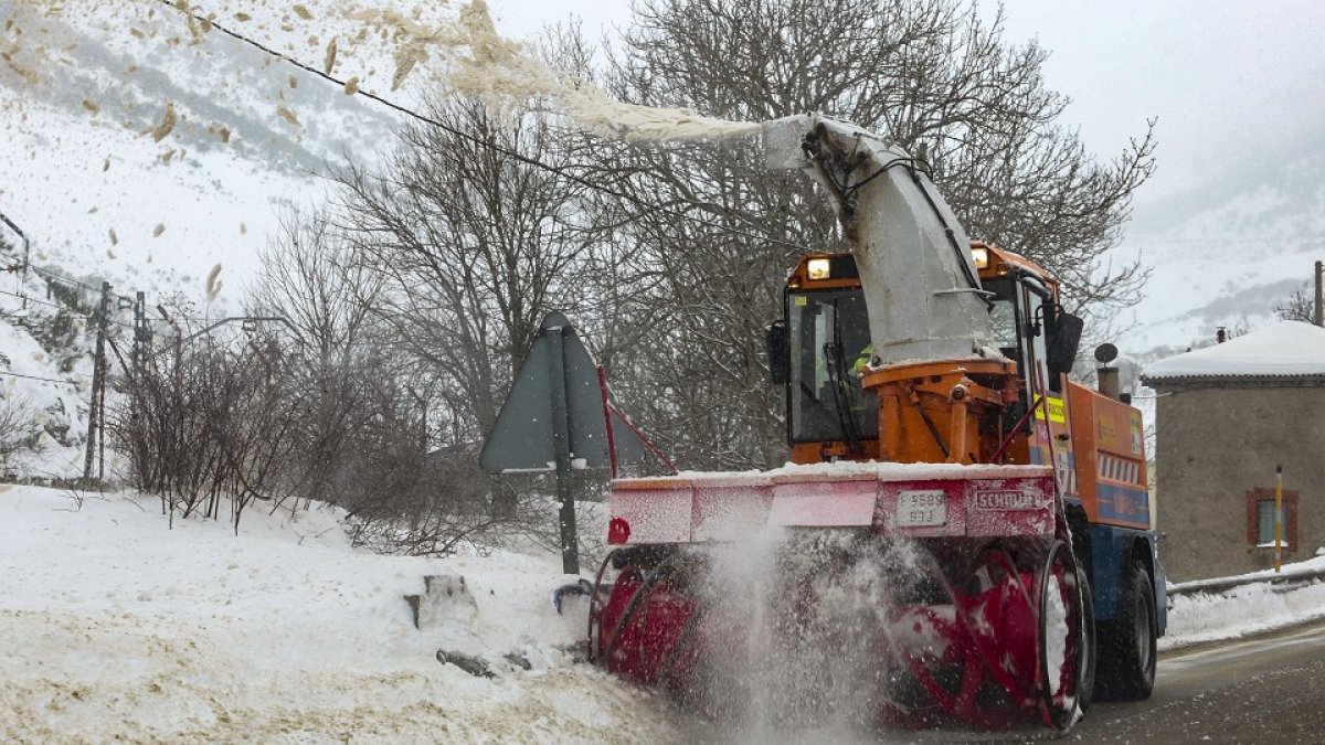 Una fresadora retira nieve acumulada en la localidad leonesa de Busdongo. / ICAL.