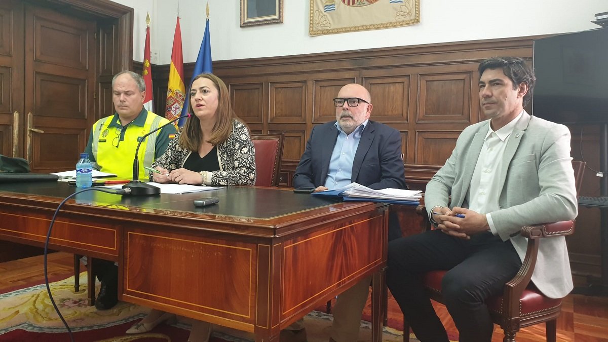 La delegada del Gobierno, Virginia Barcones, el teniente coronel de tráfico en CyL, Francisco Iturralde, y el subjefe provincial de Soria de la DGT, Sergio Gómez Deán, durante la rueda de prensa.- ICAL