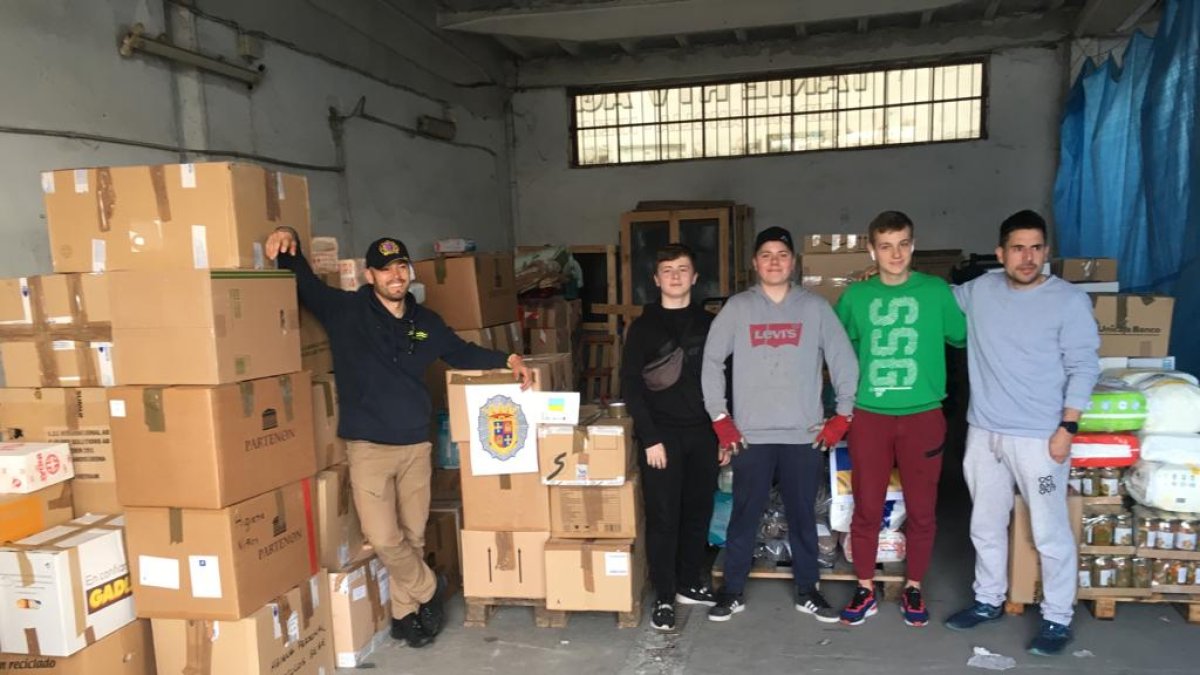 El agente, Jesús (I), junto a varios voluntarios durante la descarga en la ciudad fronteriza de Przemysl del material de ayuda humanitaria recaudado por la Policía Local de Palencia. -ICAL