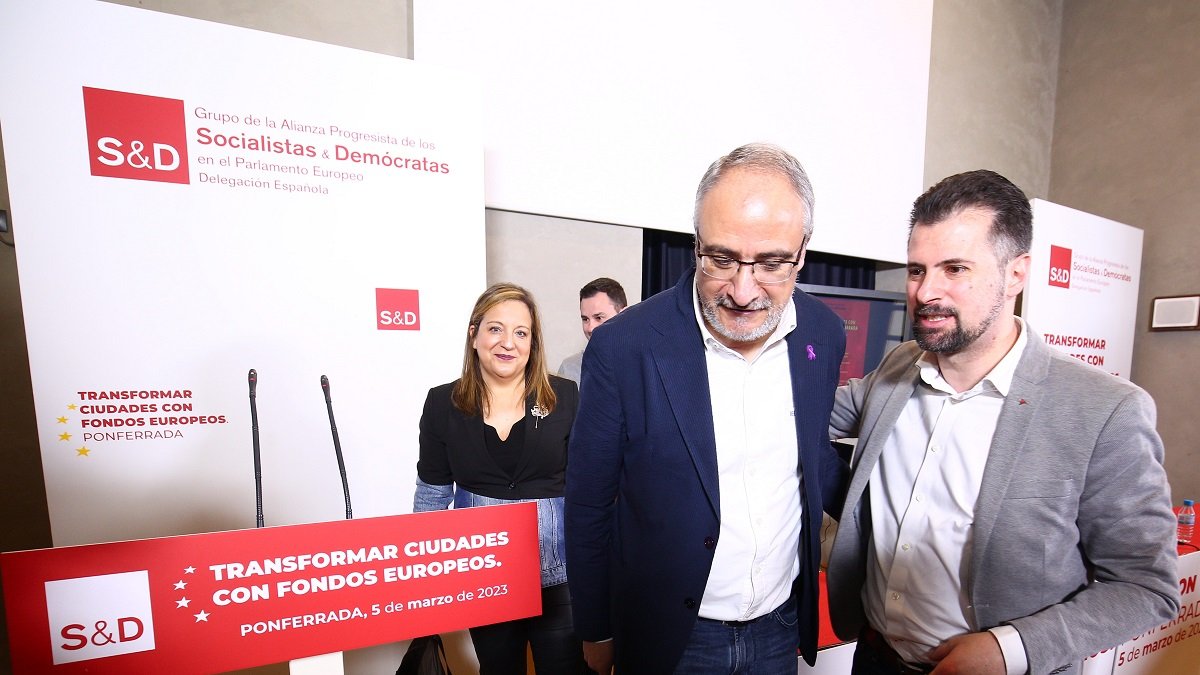 El secretario general del PSOECyL, Luis Tudanca, junto a la presidenta de los Socialdemócratas Europeos, Iratxe García, y alcalde de Ponferrada, Olegario Ramón, durante la jornada 'Transformar ciudades con fondos europeos'', que se celebra en Ponferrada. - ICAL