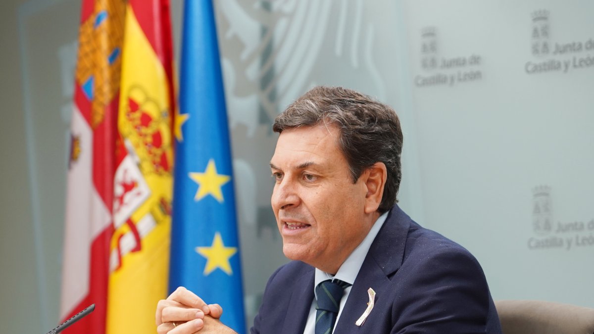El consejero de Economía y Hacienda y portavoz, Carlos Fernández Carriedo, comparece en rueda de prensa posterior al Consejo de Gobierno. ICAL