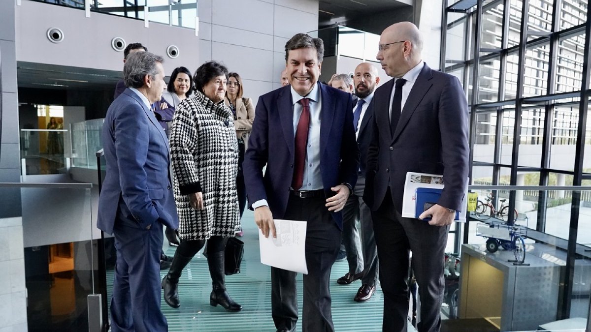 El consejero de Economía y Hacienda y portavoz, Carlos Fernández Carriedo, presenta el balance de los programas de financiación gestionados a Través del ICE y Sodical. ICAL