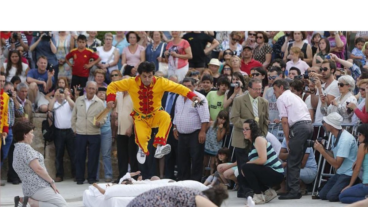 El Colacho, en el momento del salto sobre los recién nacidos.
