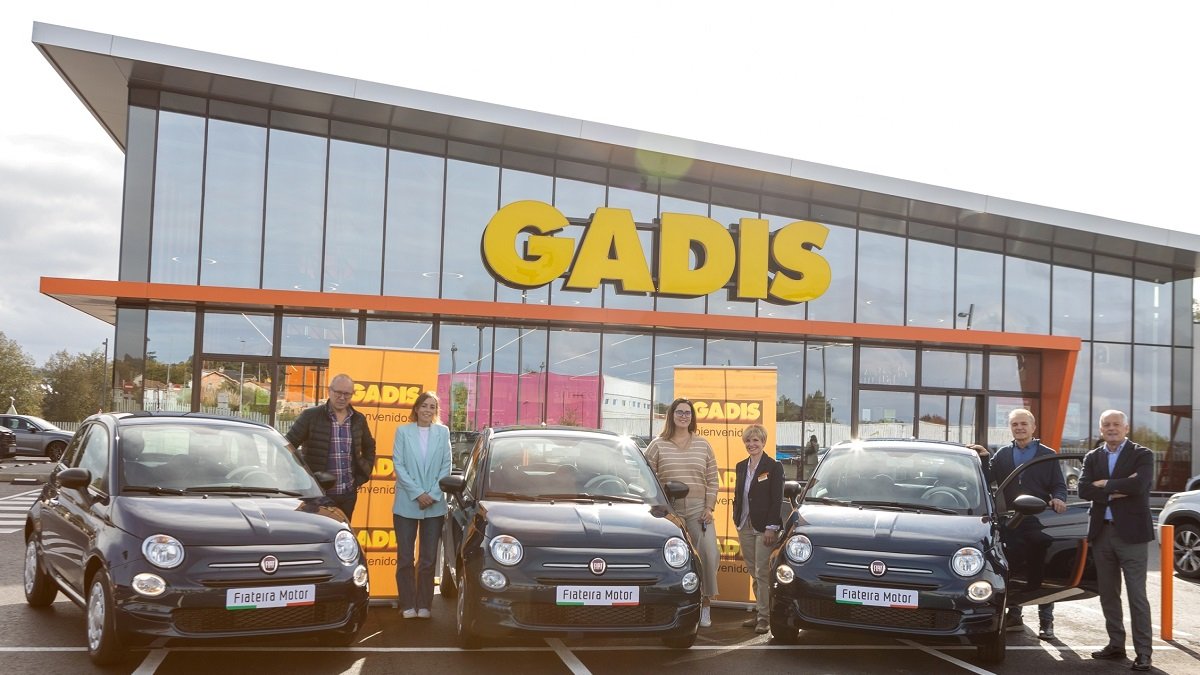 Gadis entrega 3 coches híbridos. - E.M.