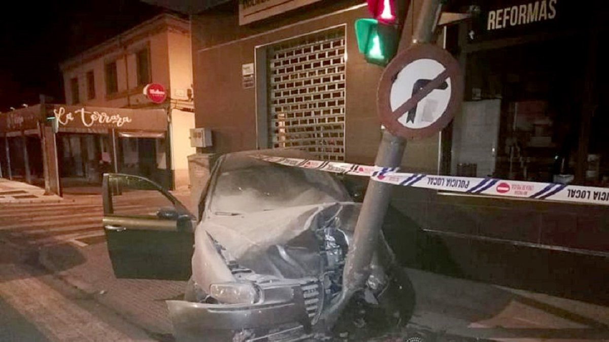 Accidente en la calle Corpus Christi de Andrés del Rabanedo cuando el conductor se estaba dando a la fuga tras quebrantar una orden de alejamiento en otro punto de la ciudad. - ICAL