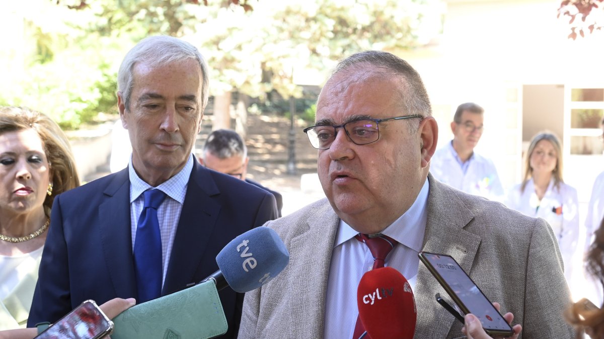 Presentación del director gerente del Hospital Santos Reyes de Aranda de Duero por parte del consejero de Sanidad, Alejandro Vázquez.- ICAL