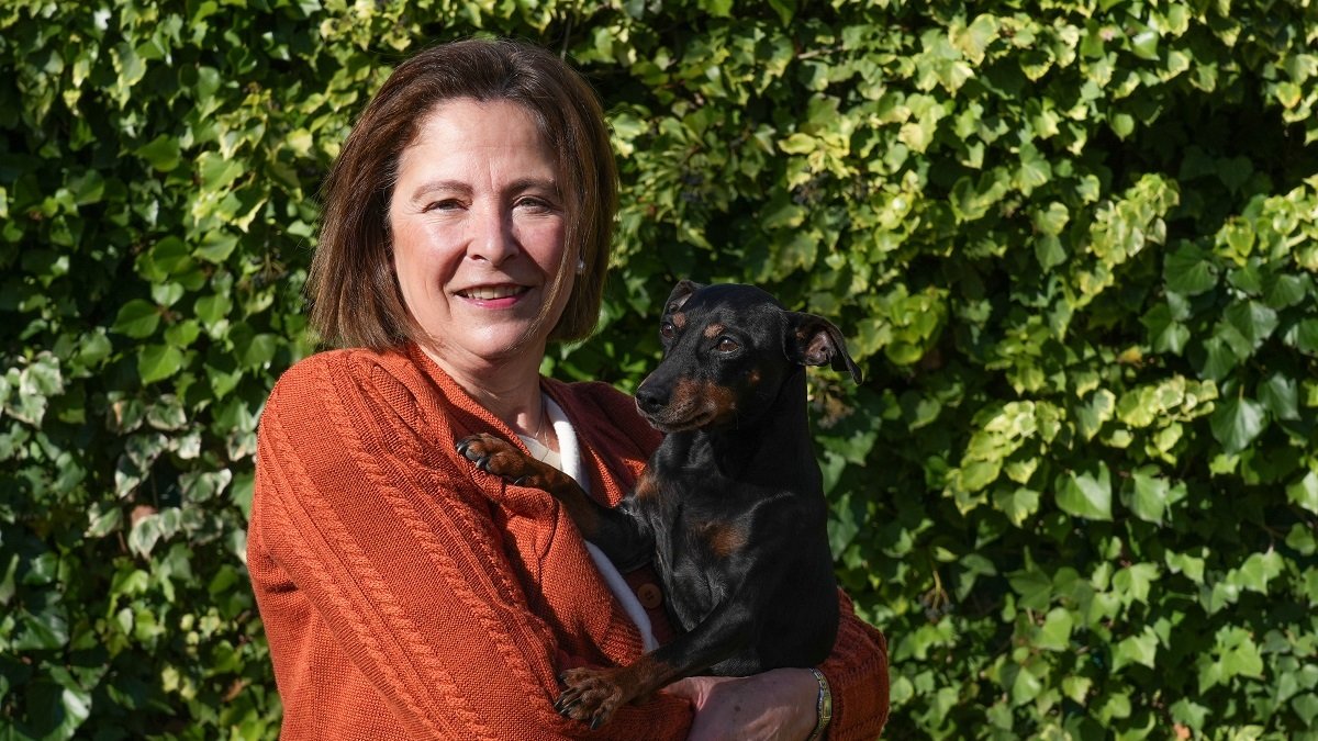 Adelaida Uhagon, paciente de cáncer de colon, en su casa.- J. M. LOSTAU