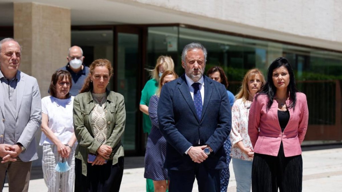 Carlos Pollán, durante el minuto de silencio a las puertas de las Cortes.- E. M.