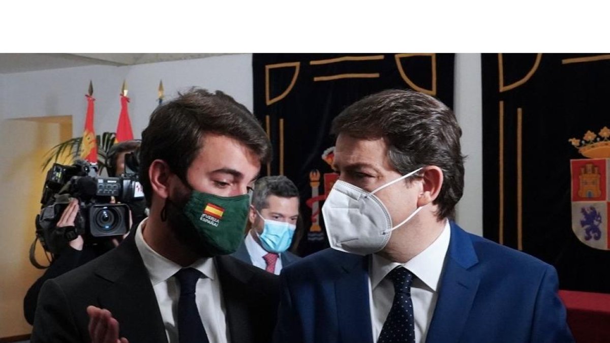 Juan García-Gallardo y Alfonso Fernández Mañueco, ayer en sede parlamentaria.- ICAL