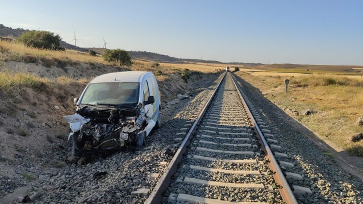 Colisión sin heridos entre una furgoneta y un tren - ICAL