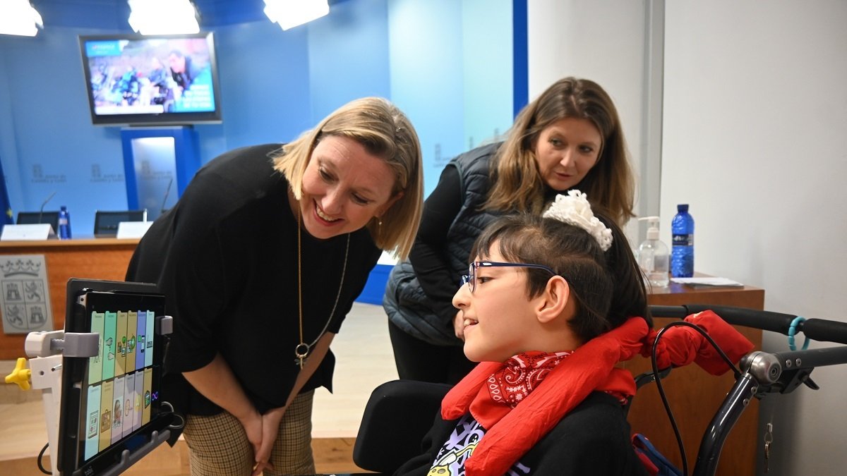 La consejera de Familia e Igualdad de Oportunidades, Isabel Blanco, presenta el spot de Aspace Castilla y León para visibilizar el día a día de las personas con parálisis cerebral y otras discapacidades con grandes necesidades de apoyo. Junto a ella, una de las protagonistas del spot, Noa Martín. -JCYL