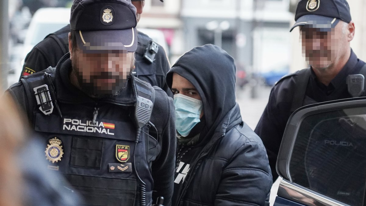 Primera sesión del juicio contra un hombre acusado de un delito de asesinato por asestar varios golpes y puñaladas a otro varón en Ponferrada en 2021. ICAL