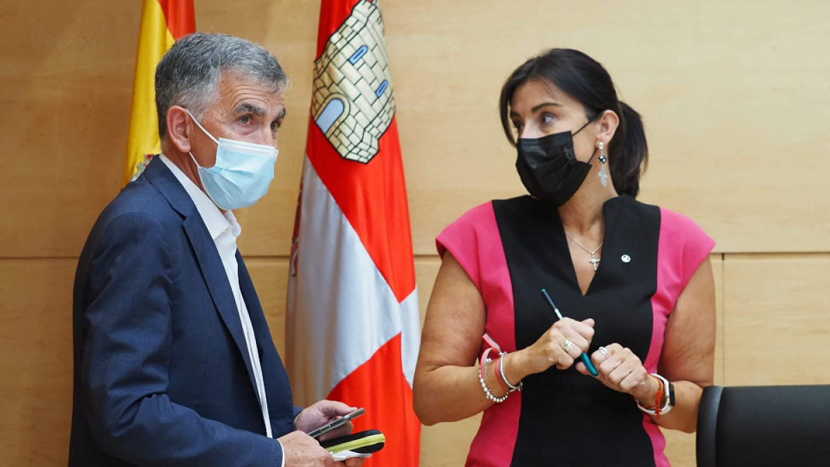El empresario Patricio Llorente junto a Ana Sánchez en la comisión de investigación de las eólicas. - ICAL