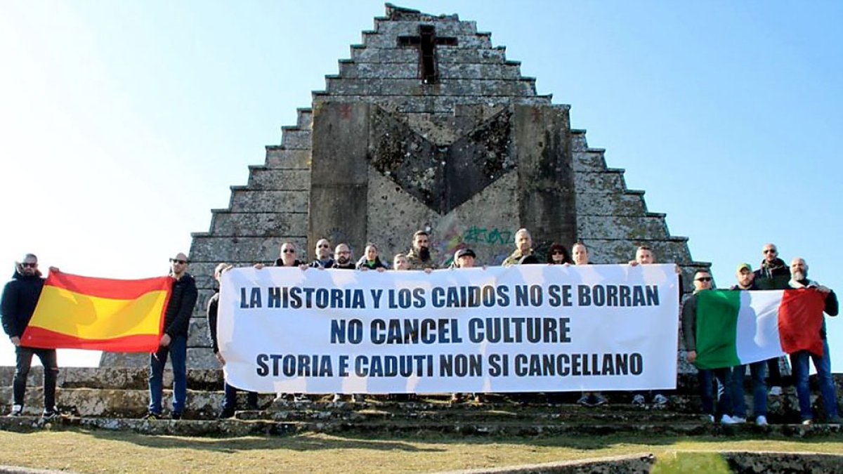 Miembros de grupos de extrema derecha italiana visitan la Pirámide de los Italianos en el puerto del Escudo. E. M.