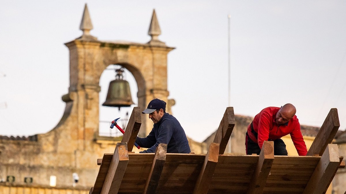 Montaje de los tablaos que configuran el coso taurino durante los Carnavales del Toro en la Plaza Mayor de Ciudad Rodrigo