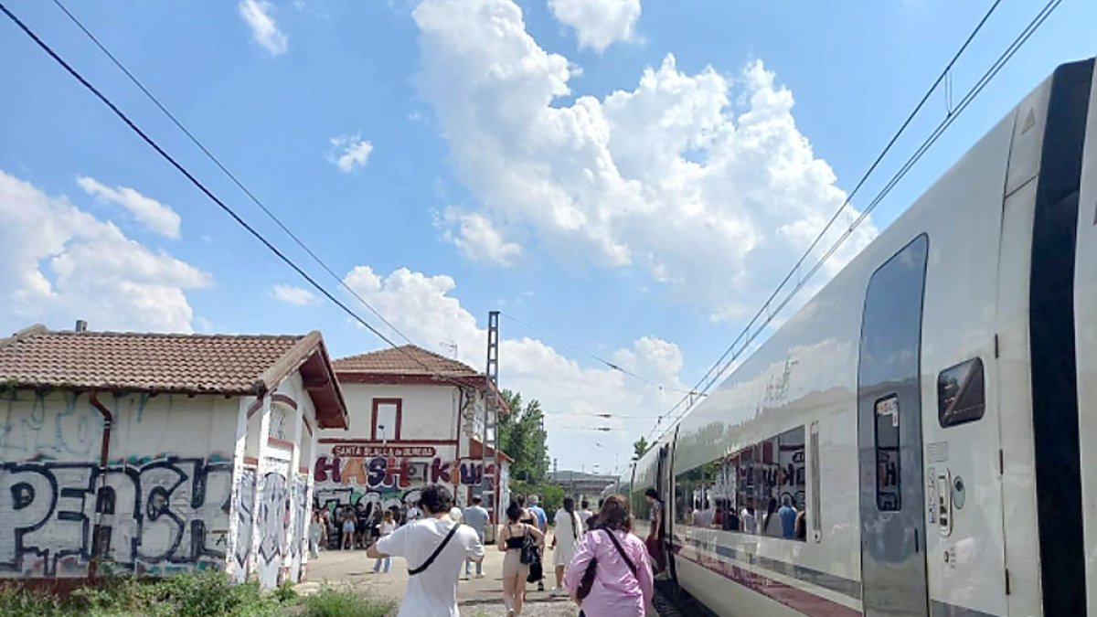 Viajeros apeados en la estación de Monasterio de Rodilla a la espera de que el tren reanudase la marcha. ECB / R. E. V.