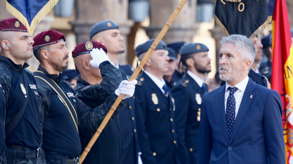 El ministro del Interior en funciones, Fernando Grande-Marlaska, preside el acto central de celebración del Día de la Policía, que incluye entrega de condecoraciones, homenaje a los caídos en acto de servicio y formación de unidades de la Policía Nacional en la plaza Mayor de Salamanca.-ICAL