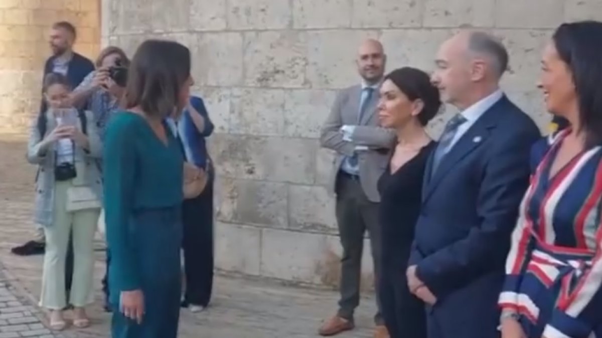 Momento en el que Marta Fernández de le negó el saludo a Irene Montero.- EL MUNDO