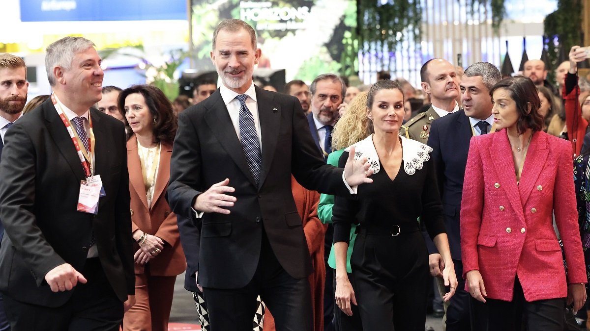 Los reyes, junto a Reyes Maroto y José Vicente de los Mozos, en la inauguración de Fitur.- ICAL