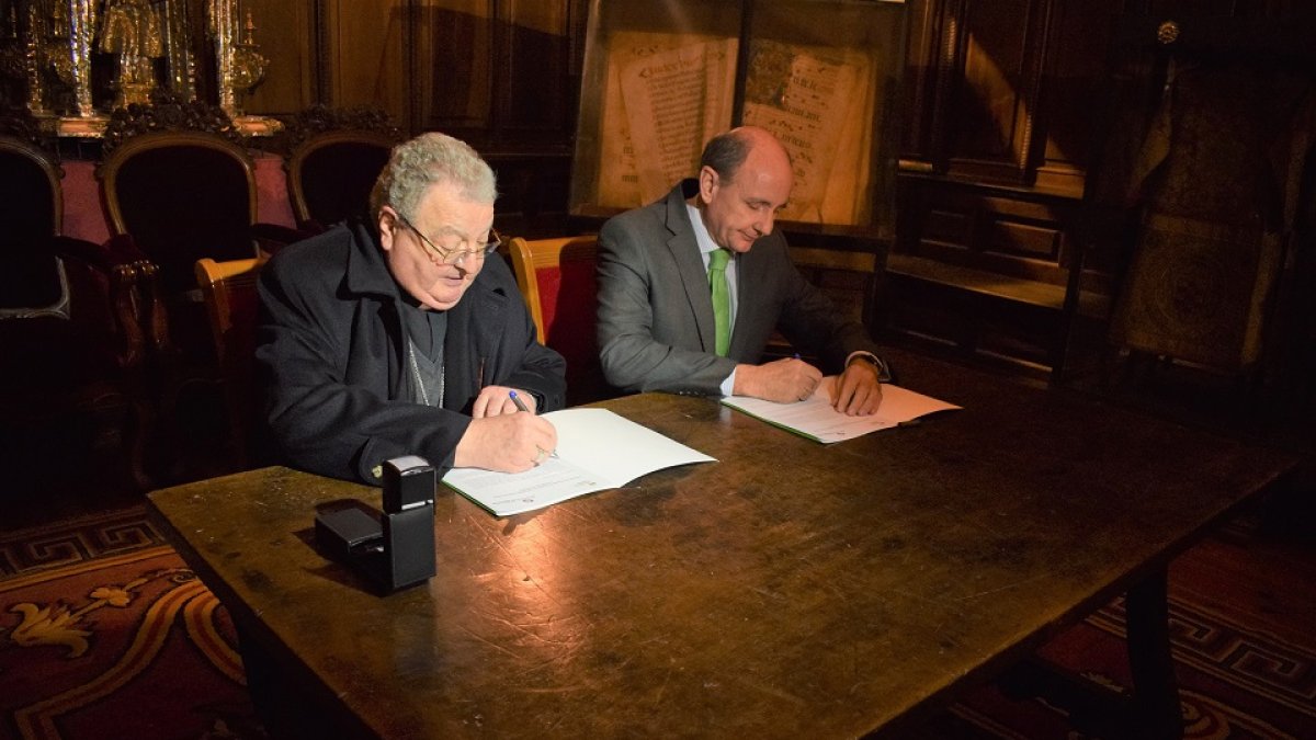 Herero y Castresana firman convenio iluminación interior de la Catedral de Palencia.- E.M.