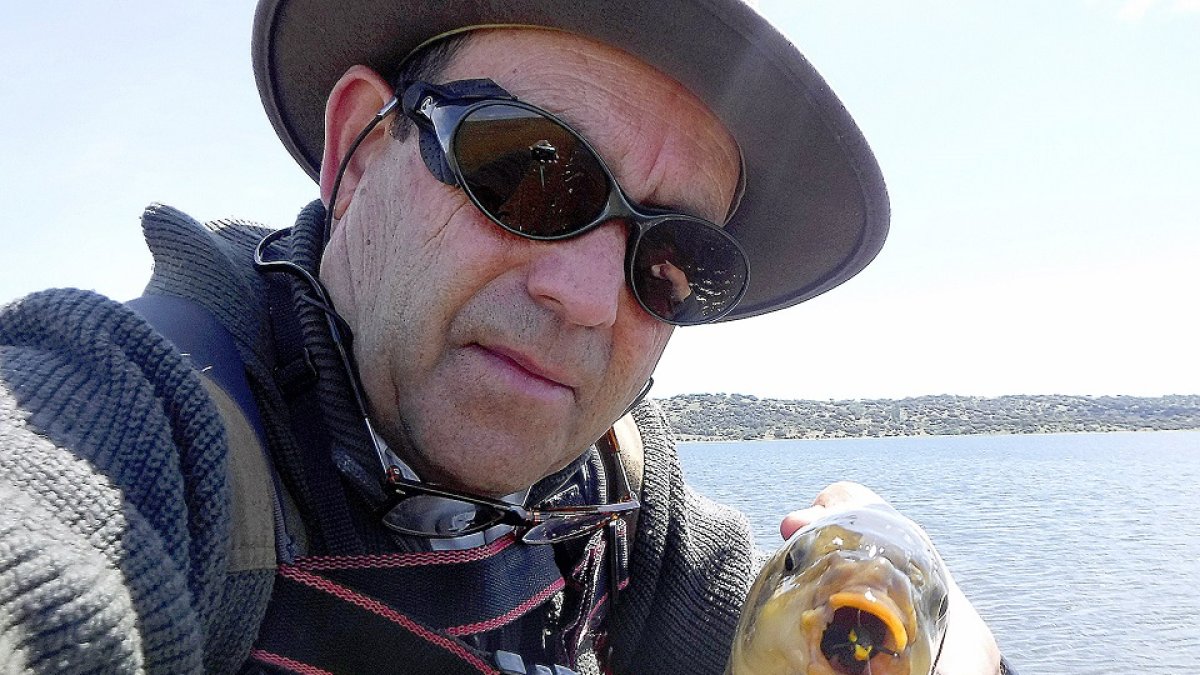 Paco Redondo con una magnífica carpa pescada a mosca seca. L.D.F.