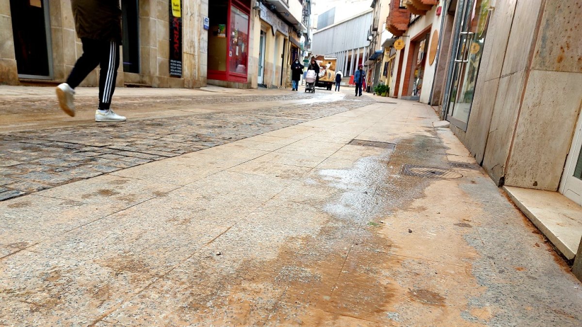 Restos de calima depositados sobre calles y vehiculos en Soria