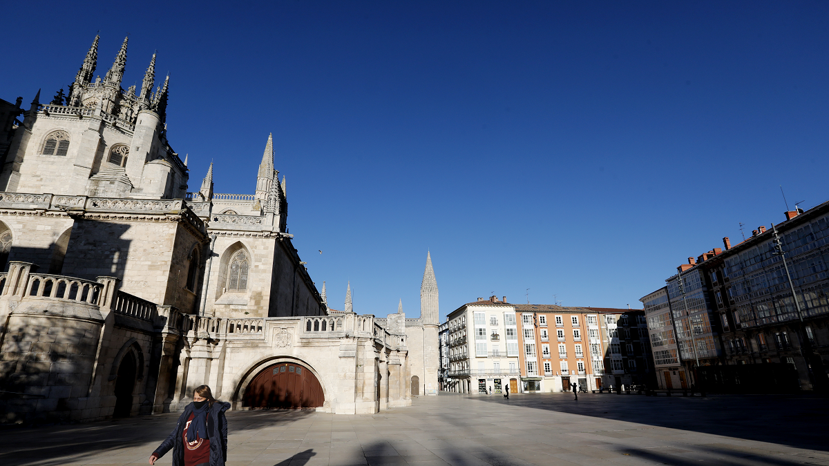 Una mujer cruza la plaza del Rey San Fernando, junto a la catedral de Burgos. Javi Martinez