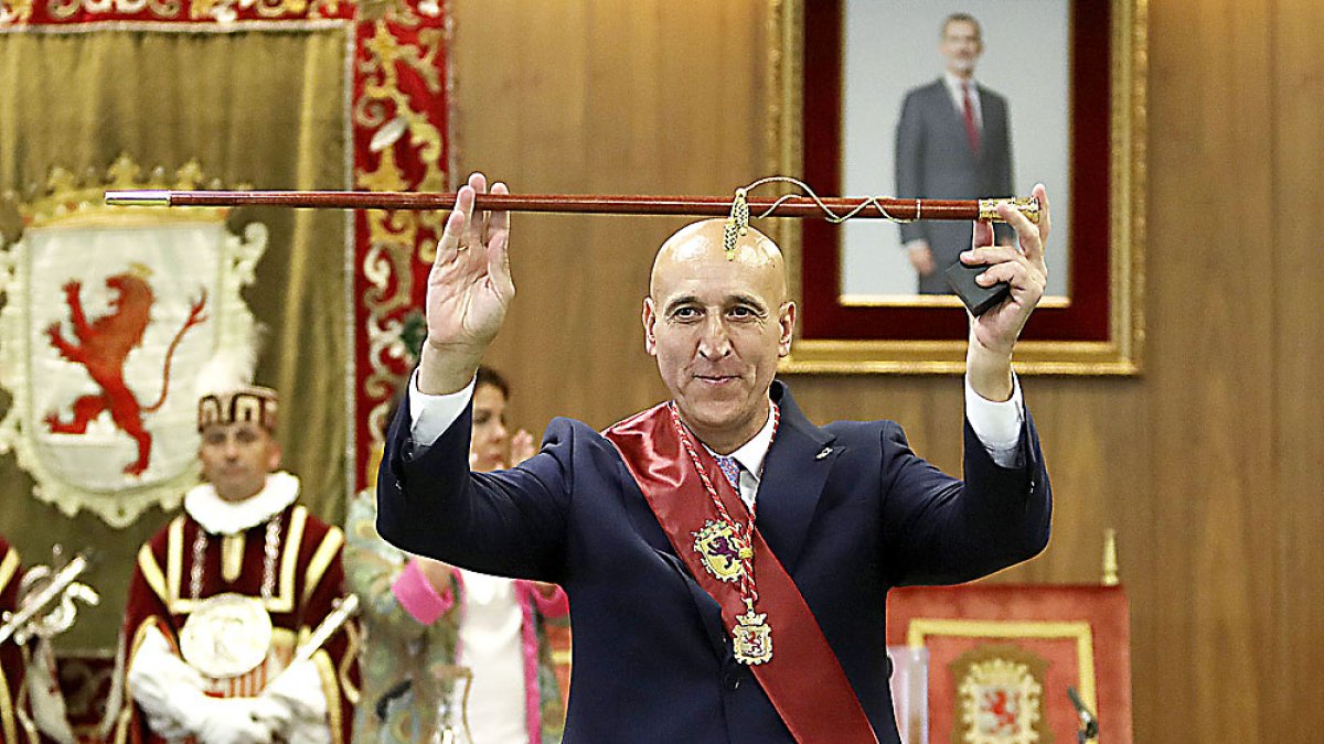 El alcalde de León, José Antonio Diez, exhibe el bastón de mando tras ser investido. ICAL