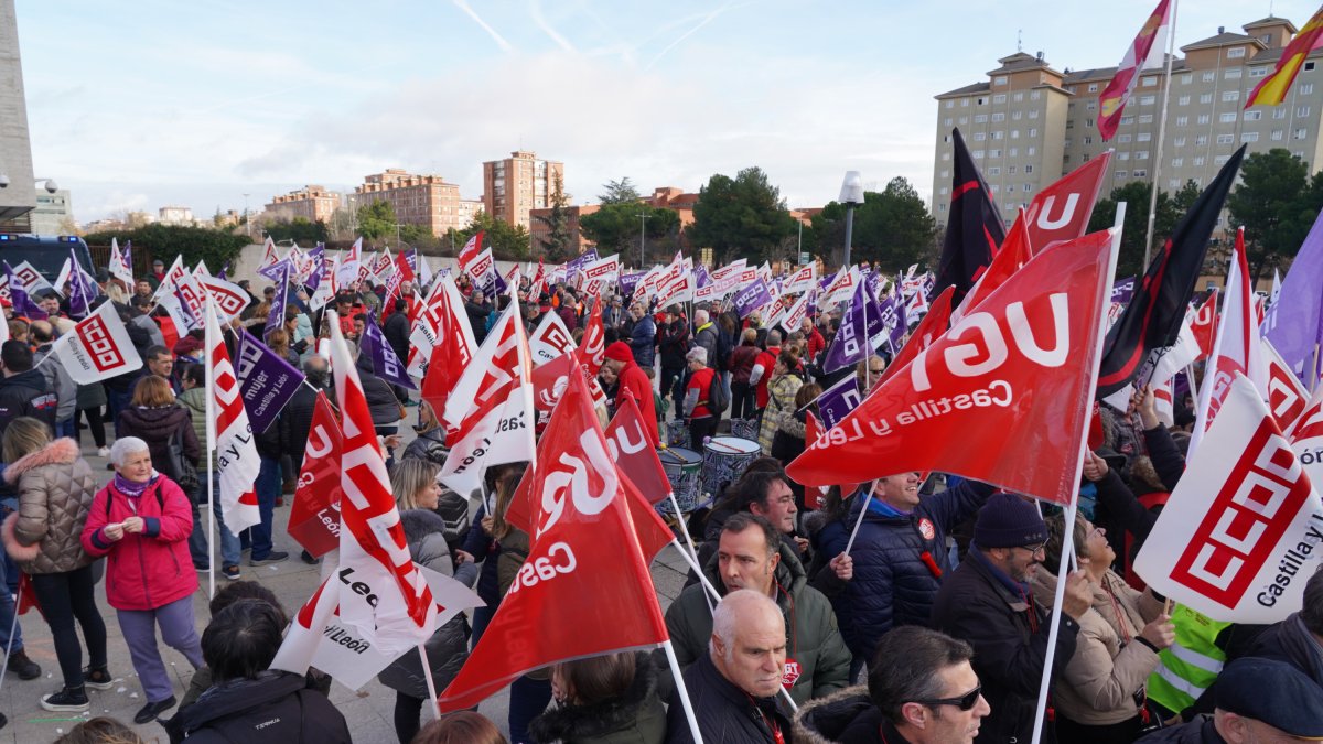 Los sindicatos CCOO y UGT se concentran a las puertas de las Cortes de Castilla y León para denunciar los presupuestos de la Junta, que los consideran “antisociales”.- ICAL.