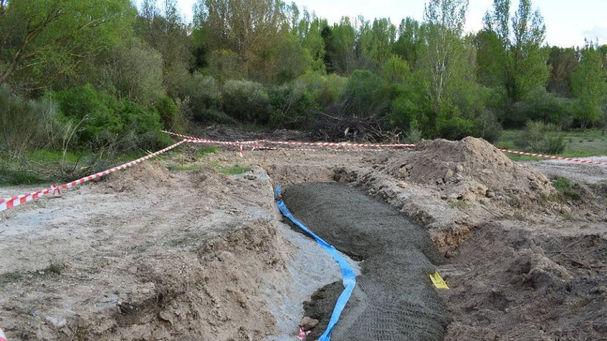 Obras realizadas en Lastras de Cuéllar (Segovia) para traer agua potable al pueblo.- E.M.
