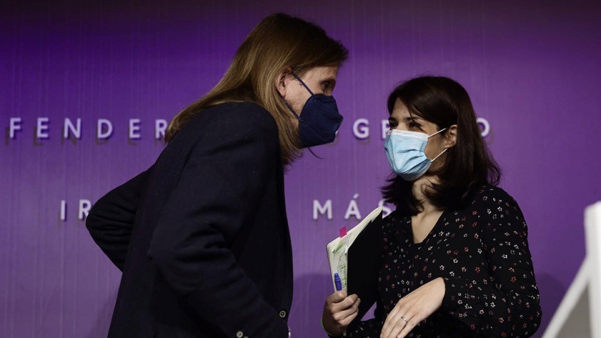 Los portavoces de Unidas Podemos, Pablo Fernández, e Isa Serra, a su llegada a una rueda de prensa, en la sede de Unidas Podemos. -E.PRESS