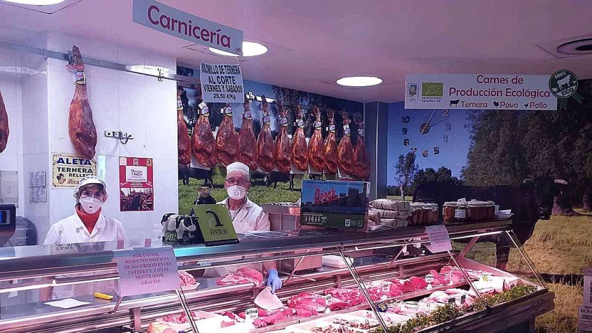 La carnicería César, en Ávila, continúa abierta pero con más medidas de higiene. E. M.