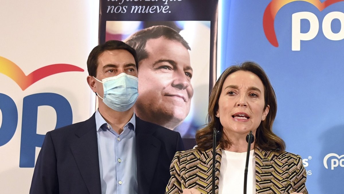 Cuca Gamarra, en presencia de Ángel Ibáñez, durante un acto de la campaña del PP en Burgos. - ICAL