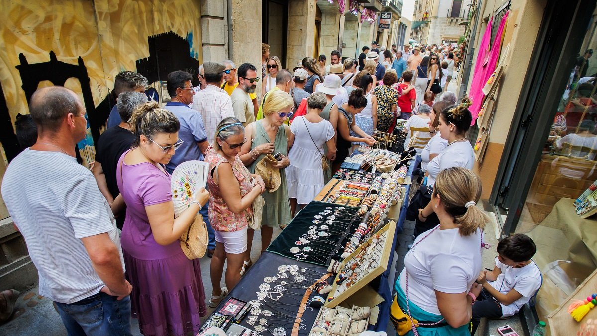 La localidad salmantina de Ciudad Rodrigo celebra la XXXVII edición de la tradicional fiesta del Martes Mayor con un total de 175 puestos de hasta nueve provincias.- ICAL