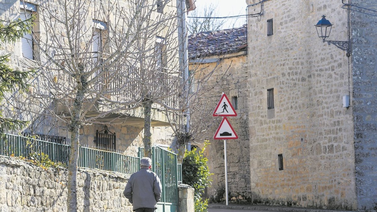 Un vecino pasea por Quintanaloma, localidad burgalesa con 20 vecinos censados. SANTI OTERO