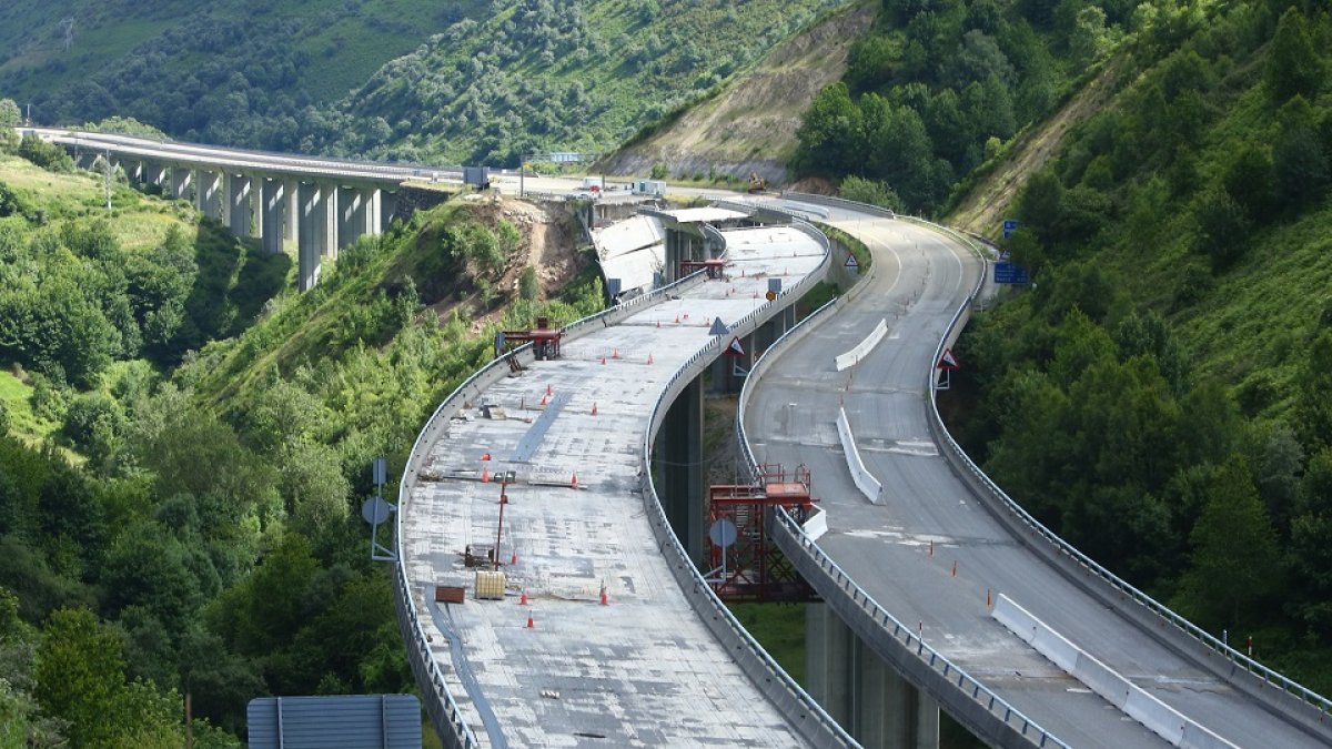 Imagen de archivo del derrumbe de parte del viaducto del Castro en el municipio de Vega de Valcarce. - ICAL