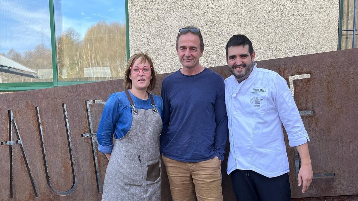 Alessandro Lequio junto a los gerentes del Hotel Restaurante Padornelo en Zamora. -Hotel Restaurante Padornelo