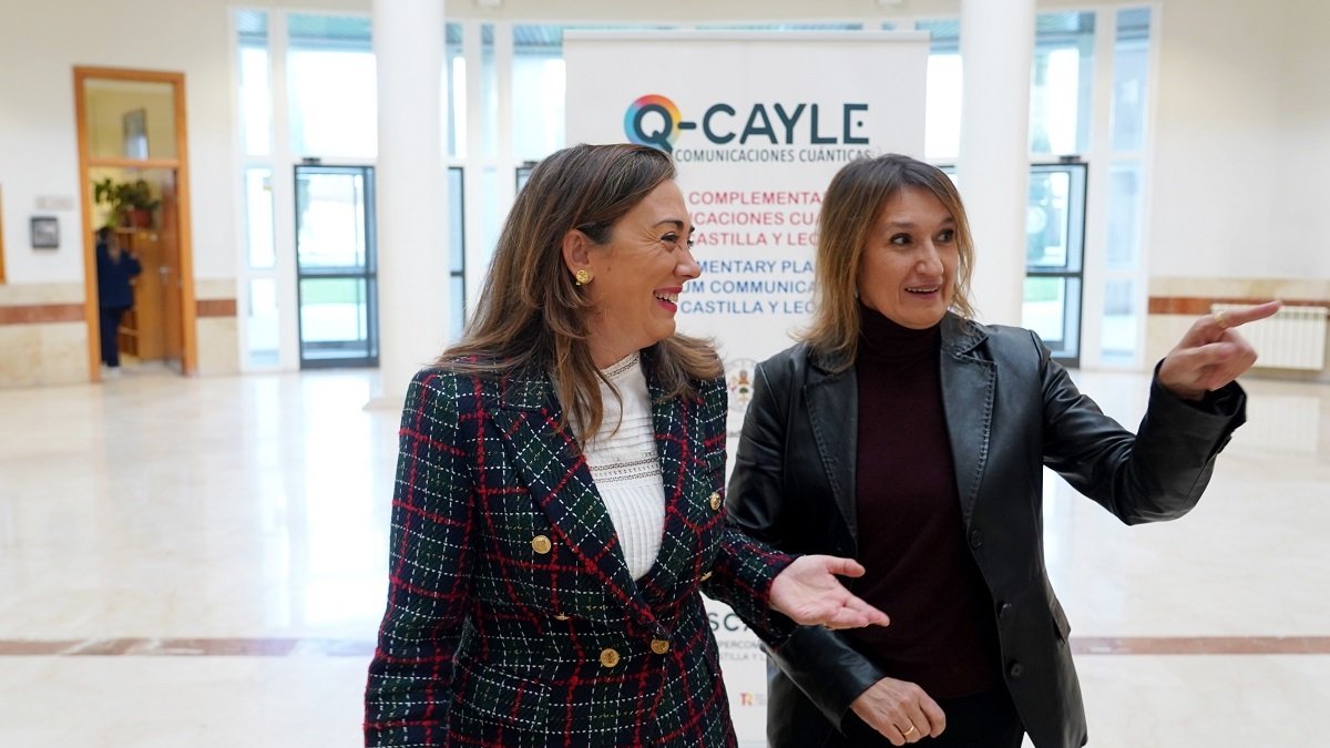 La consejera de Movilidad y Transformación Digital, María González Corral, y la de Educación, Rocío Lucas, inauguran la jornada de difusión del programa RedCAyLE organizada por la Universidad de Valladolid (UVA). -ICAL