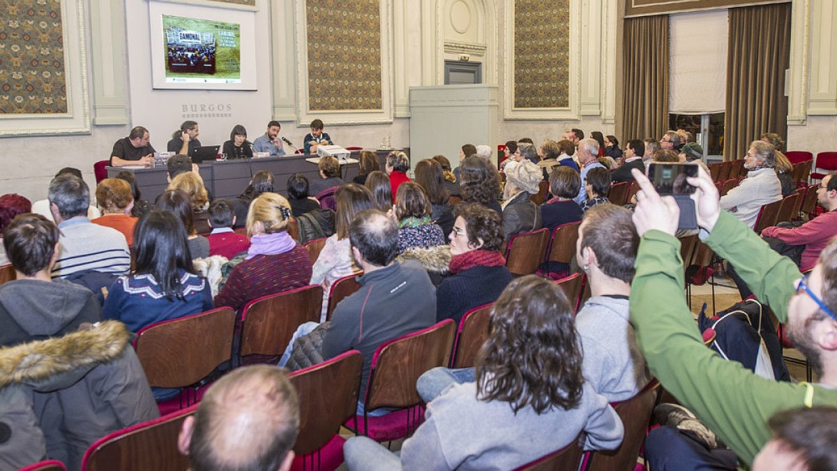 De izquierda a derecha, Santi Otero, Tomás Alonso, Laura Briones, Marcos Erro y Ricardo Ordóñez, ayer, en la sala Polisón. / ISRAEL L. MURILLO
