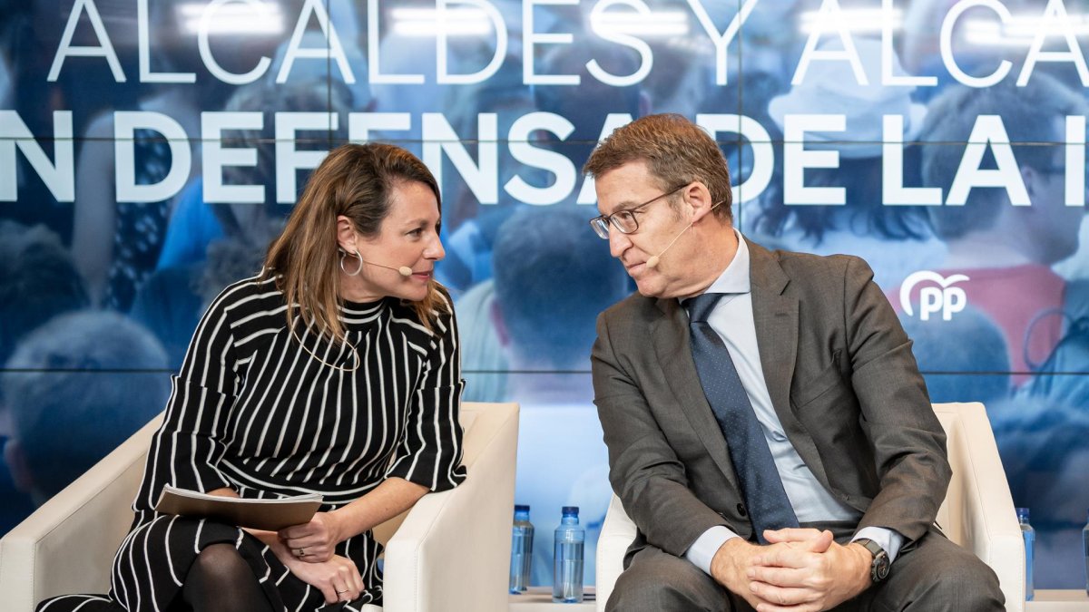 El presidente del PP, Alberto Núñez Feijóo, junto a la alcaldesa de Castellón, Begoña Carrasco García, durante un encuentro en la sede del PP - Europa Press
