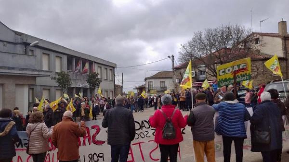 Unas 250 personas reivindican en San Vitero (Zamora) “soluciones” para la sanidad en el medio rural. - ICAL.