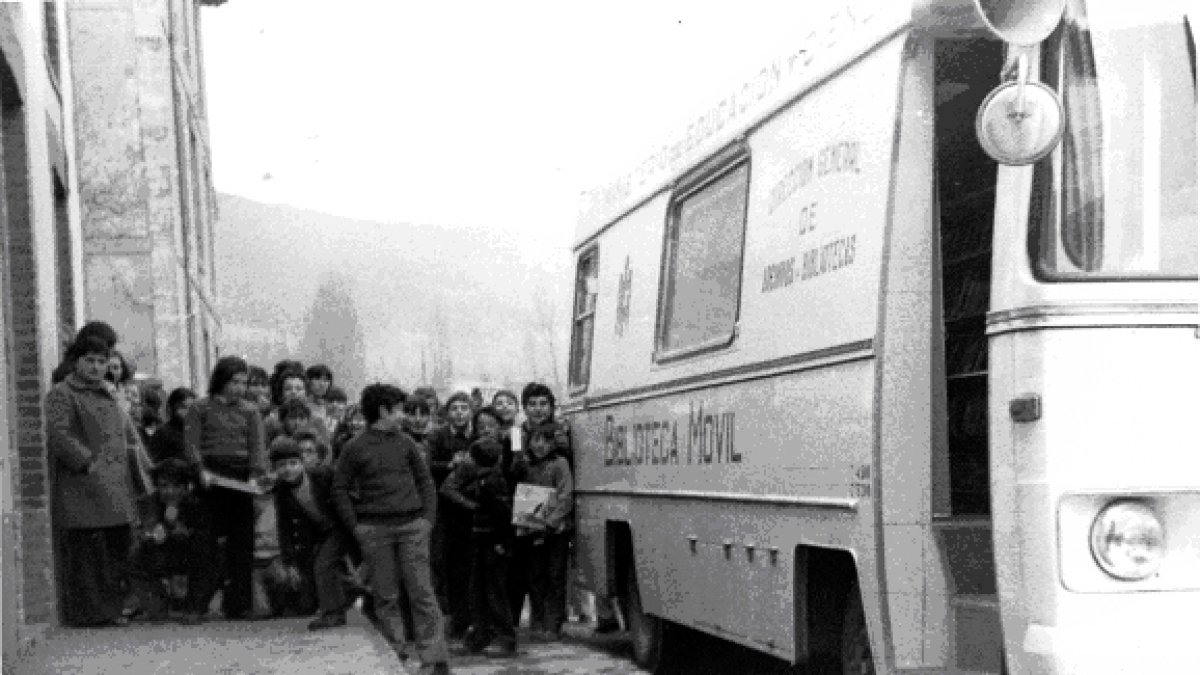 Imagen de archivo del primer bibliobús de la Diputación de León en la localidad de Prioro hace 50 años - ICAL